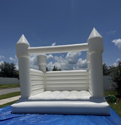 IMG 5181 1755140323 White bounce house