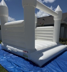 IMG 5182 1755140324 White bounce house